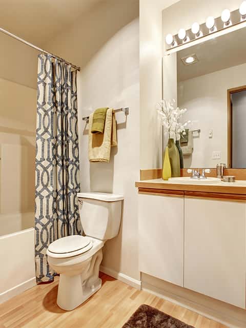 Bathroom: shower/tub, toilet, faucet, and sink.